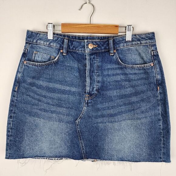 H&M Jean Mini Skirt Denim Medium Wash Frayed Raw Hem Size 8 - Picture 14 of 14